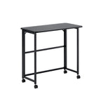 Bureau pliable noir une personne sur roulettes