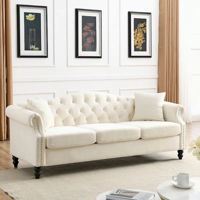 Canapé Chesterfield 3 places capitonné beige/gris avec accoudoirs roulés et cloutage décoratif