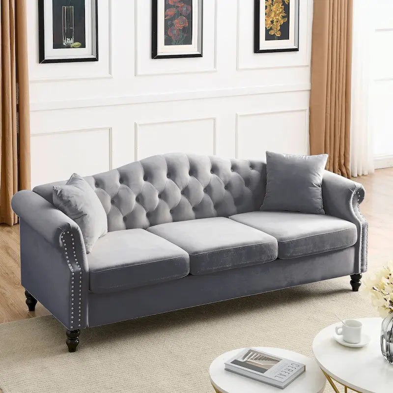 Canapé Chesterfield 3 places capitonné beige/gris avec accoudoirs roulés et cloutage décoratif