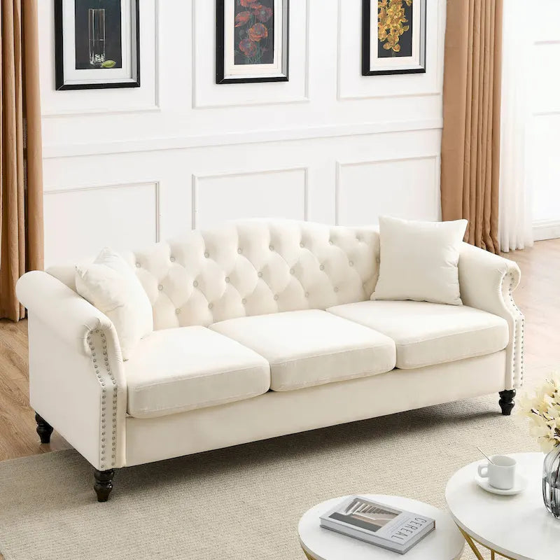 Canapé Chesterfield 3 places capitonné beige/gris avec accoudoirs roulés et cloutage décoratif