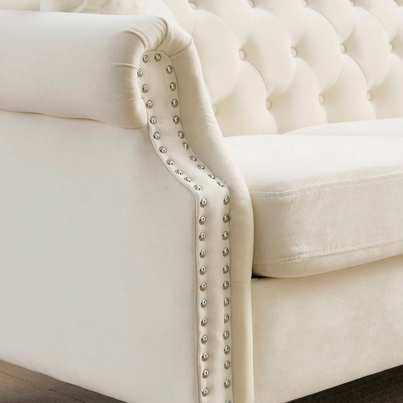 Canapé Chesterfield 3 places capitonné beige/gris avec accoudoirs roulés et cloutage décoratif