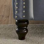 Canapé Chesterfield 3 places capitonné beige/gris avec accoudoirs roulés et cloutage décoratif