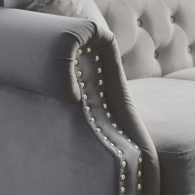 Canapé Chesterfield 3 places capitonné beige/gris avec accoudoirs roulés et cloutage décoratif