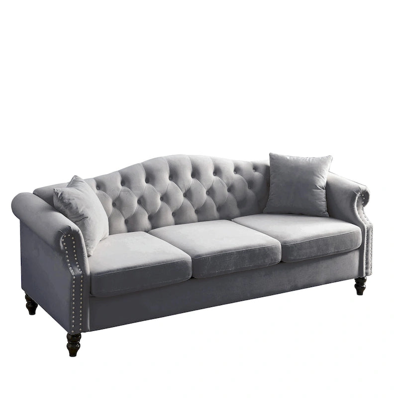 Canapé Chesterfield 3 places capitonné beige/gris avec accoudoirs roulés et cloutage décoratif