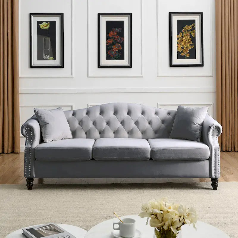 Canapé Chesterfield 3 places capitonné beige/gris avec accoudoirs roulés et cloutage décoratif