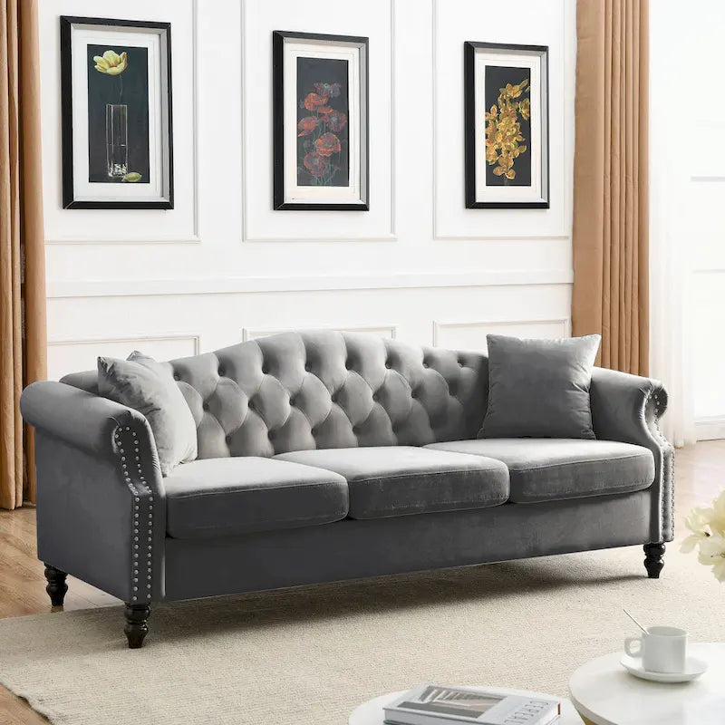 Canapé Chesterfield 3 places capitonné beige/gris avec accoudoirs roulés et cloutage décoratif