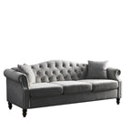 Canapé Chesterfield 3 places capitonné beige/gris avec accoudoirs roulés et cloutage décoratif