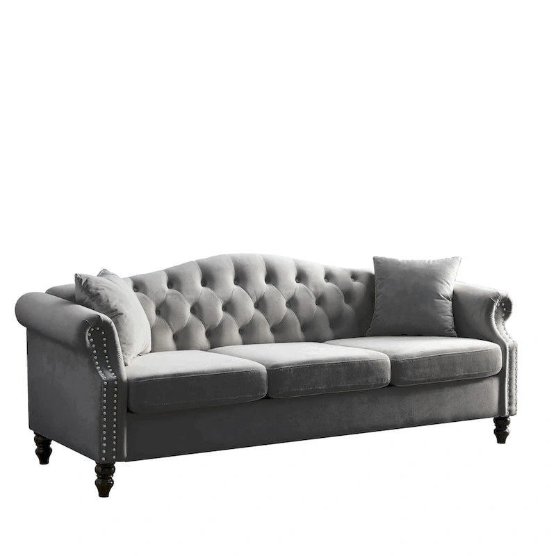 Canapé Chesterfield 3 places capitonné beige/gris avec accoudoirs roulés et cloutage décoratif