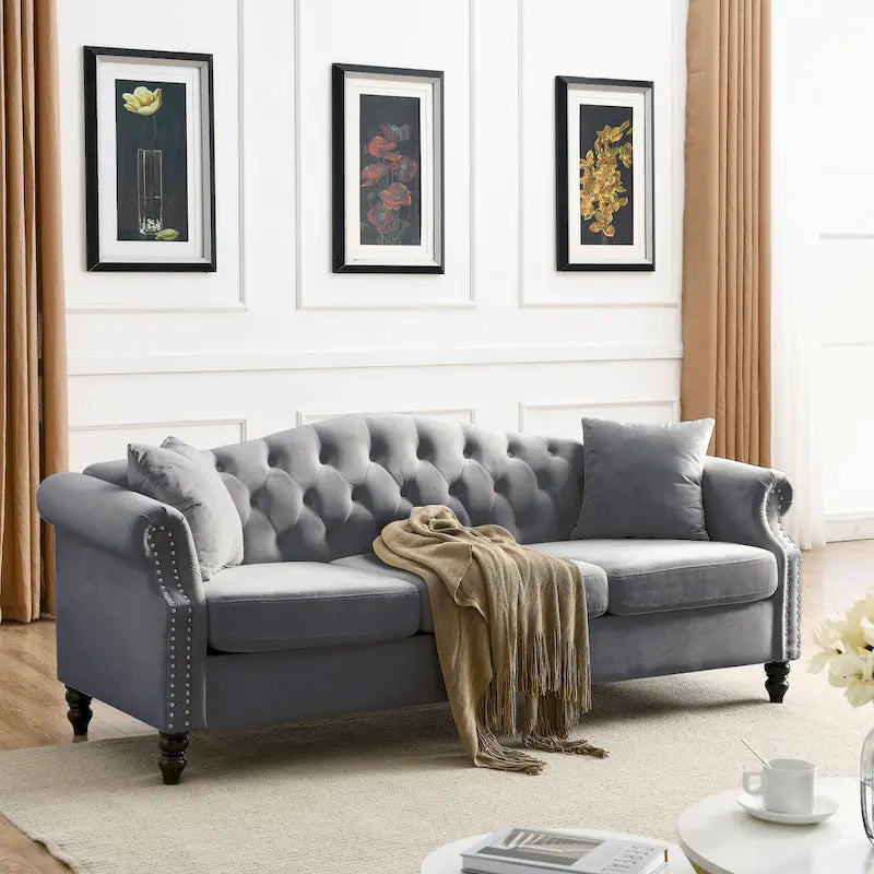 Canapé Chesterfield 3 places capitonné beige/gris avec accoudoirs roulés et cloutage décoratif