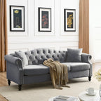 Canapé Chesterfield 3 places capitonné beige/gris avec accoudoirs roulés et cloutage décoratif