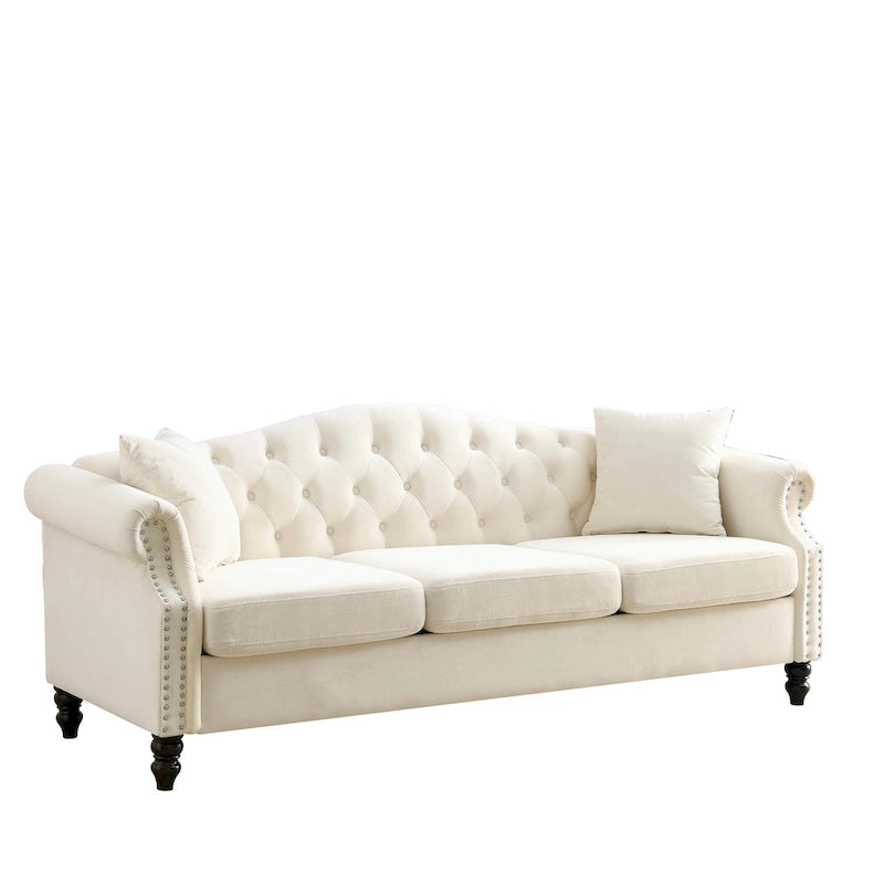 Canapé Chesterfield 3 places capitonné beige/gris avec accoudoirs roulés et cloutage décoratif