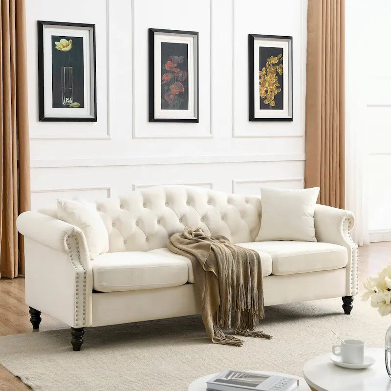 Canapé Chesterfield 3 places capitonné beige/gris avec accoudoirs roulés et cloutage décoratif