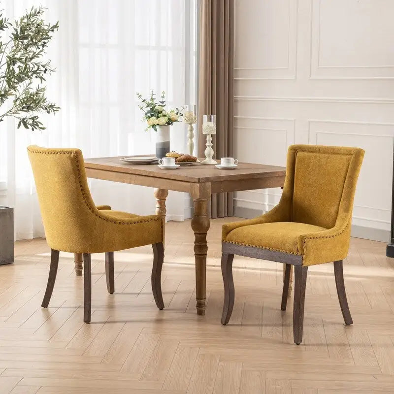 Chaises de salle à manger hautes en tissu jaune/bordeaux avec pieds en bois et clous décoratifs, lot de 2