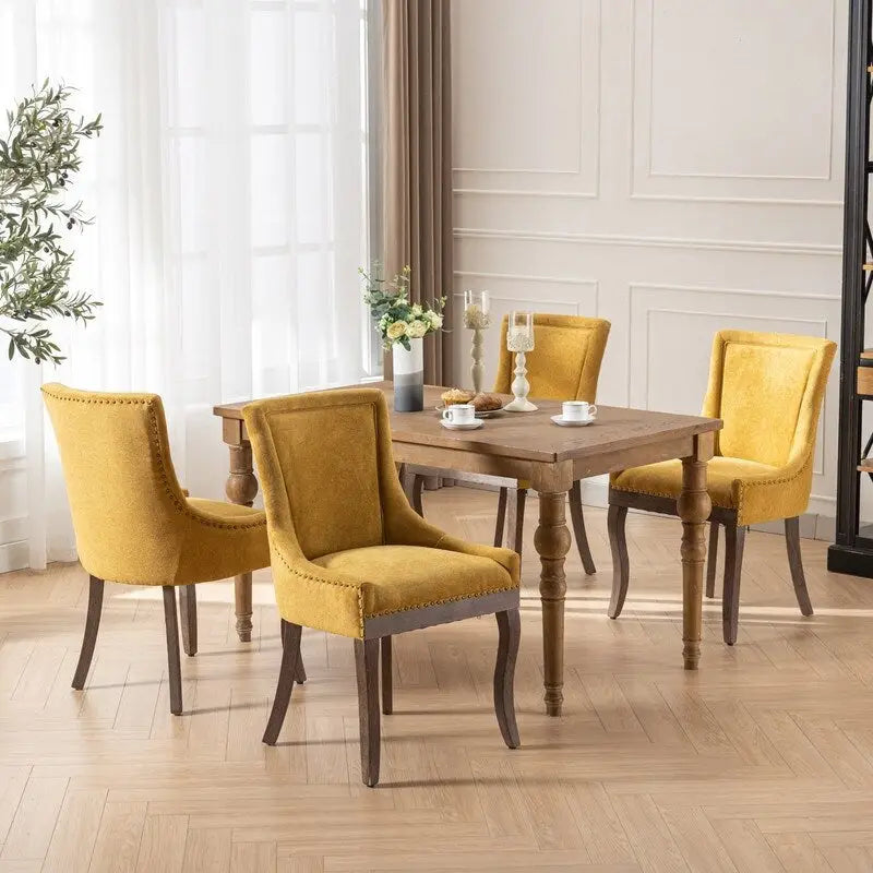 Chaises de salle à manger hautes en tissu jaune/bordeaux avec pieds en bois et clous décoratifs, lot de 2