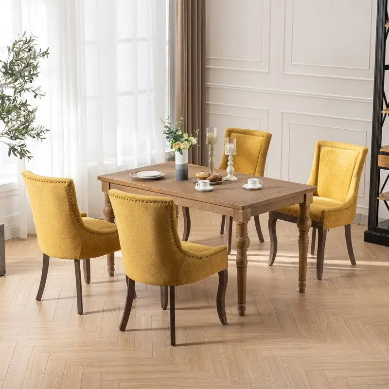 Chaises de salle à manger hautes en tissu jaune/bordeaux avec pieds en bois et clous décoratifs, lot de 2