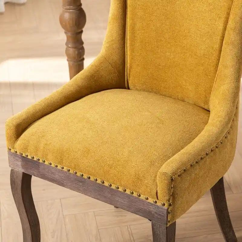 Chaises de salle à manger hautes en tissu jaune/bordeaux avec pieds en bois et clous décoratifs, lot de 2